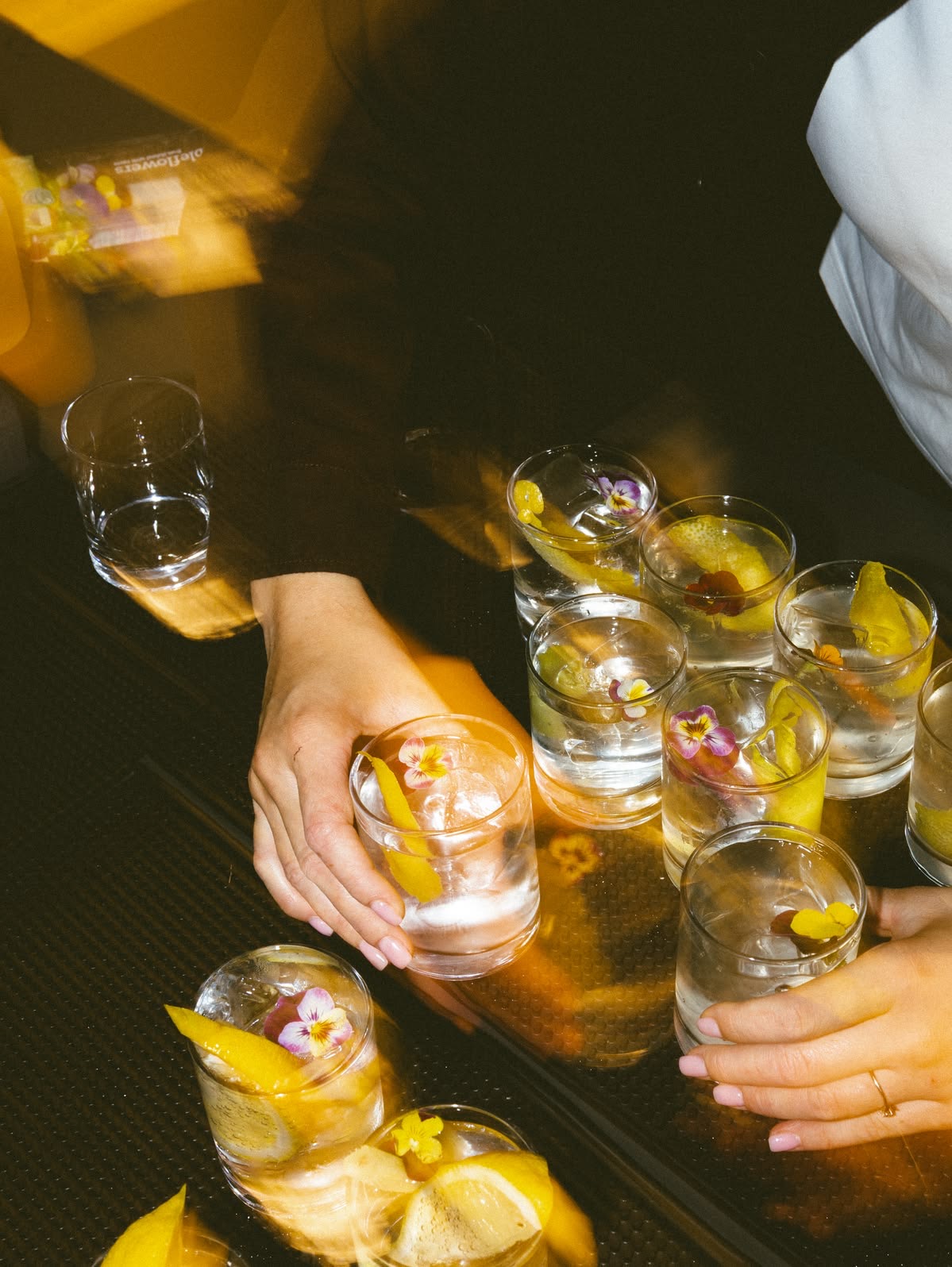 Cocktails mit Blüten am Bartresen
