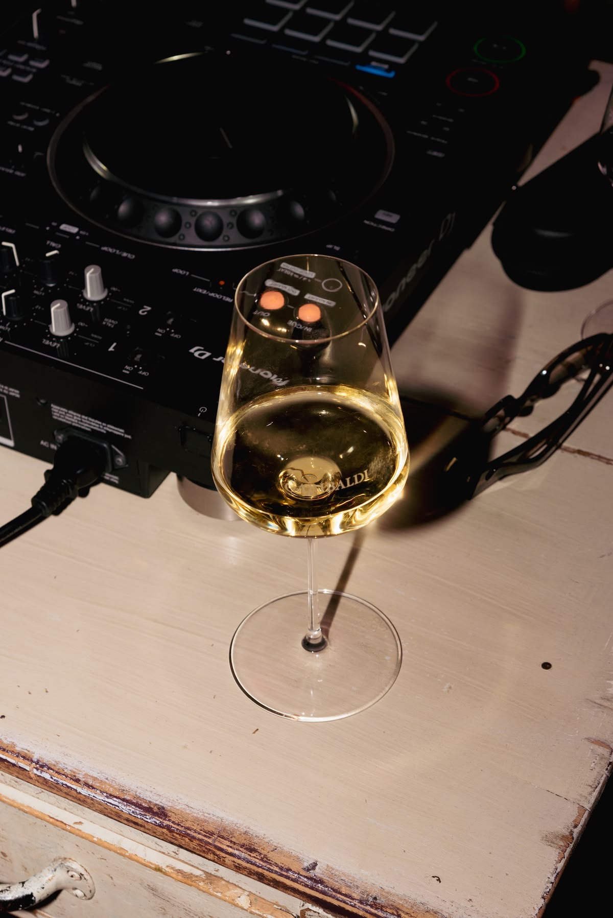 Weinglas am DJ-Pult