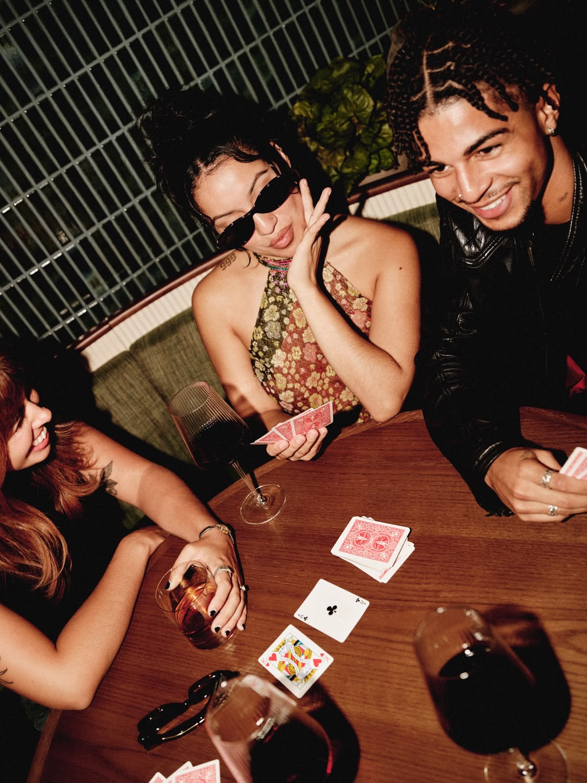 Kartenspiel und Drinks am Tisch