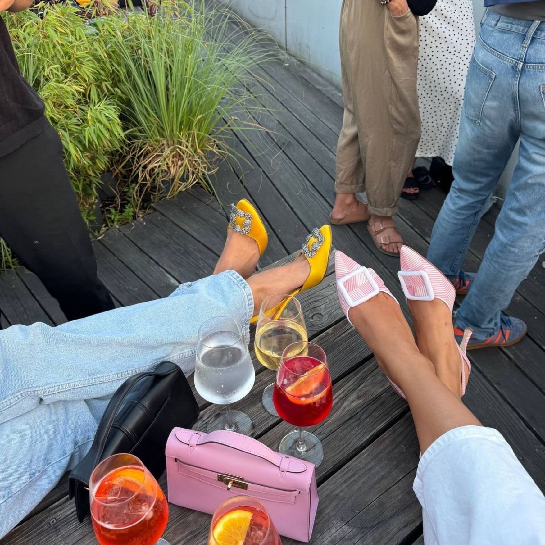 Chillen mit Drinks auf dem Deck