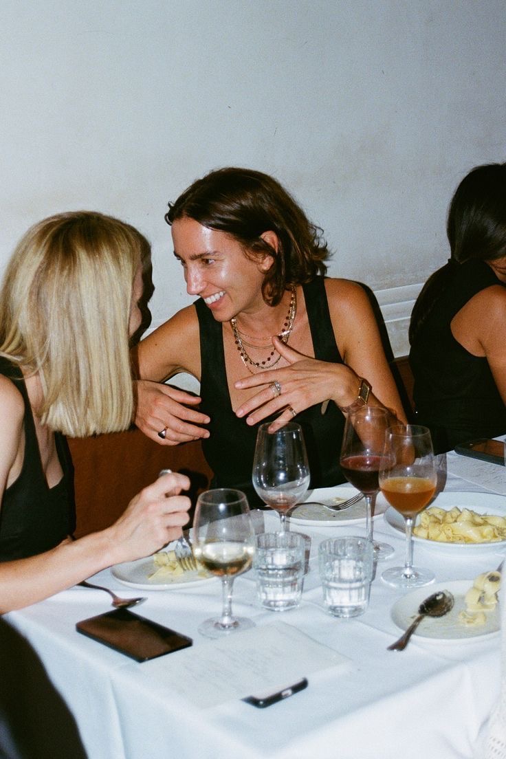 Zwei Frauen im Gespräch bei Drinks