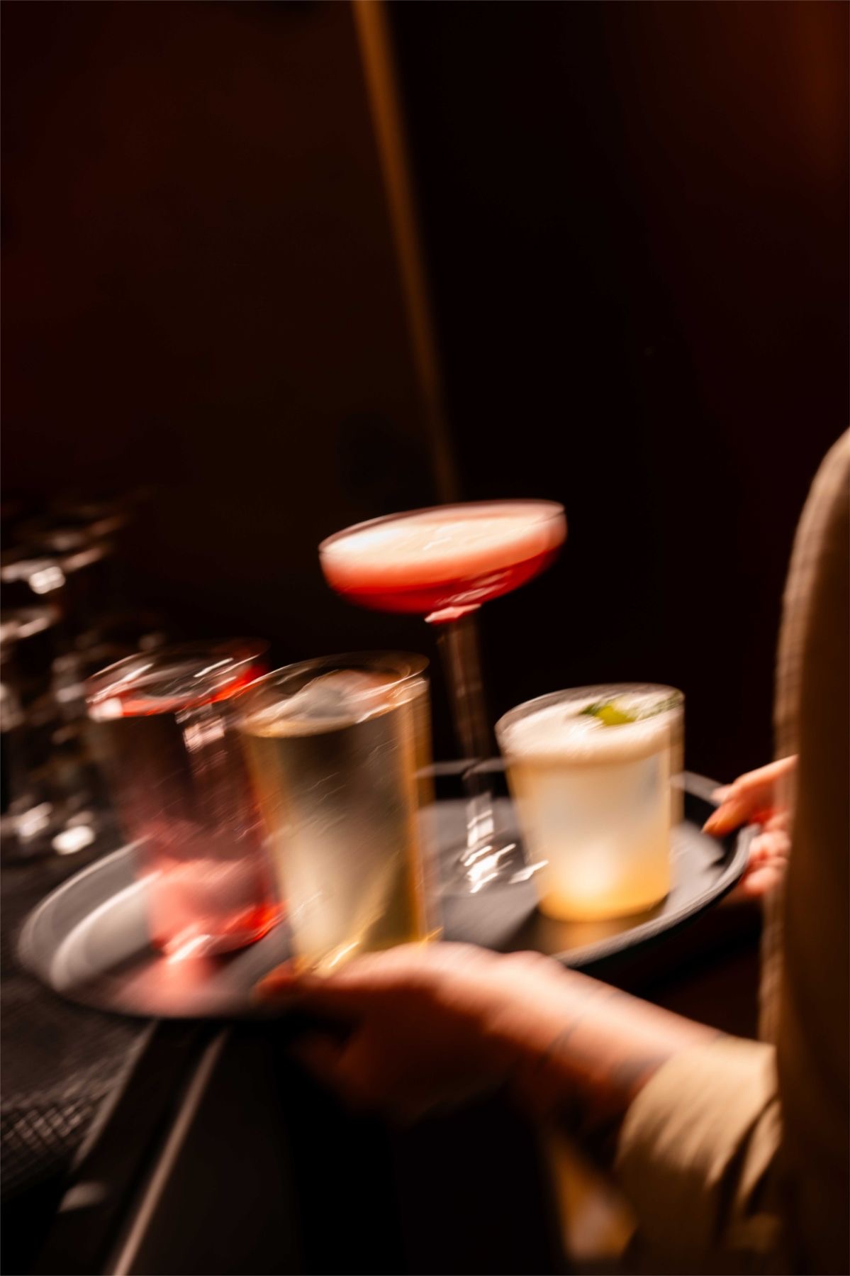 Cocktail-Tablett im dunklen Licht